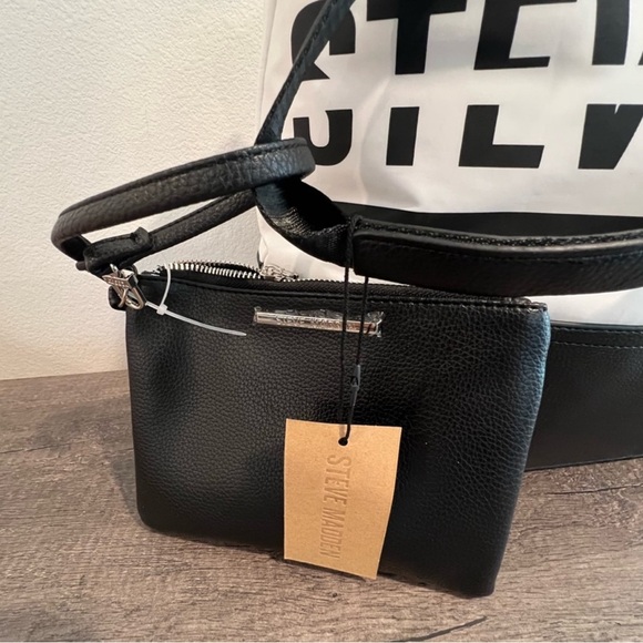 17-Steve Madden Weekend Bag - Picture 2 of 6